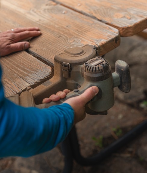 cordless-restorer-sanding-picnic-table-488x575